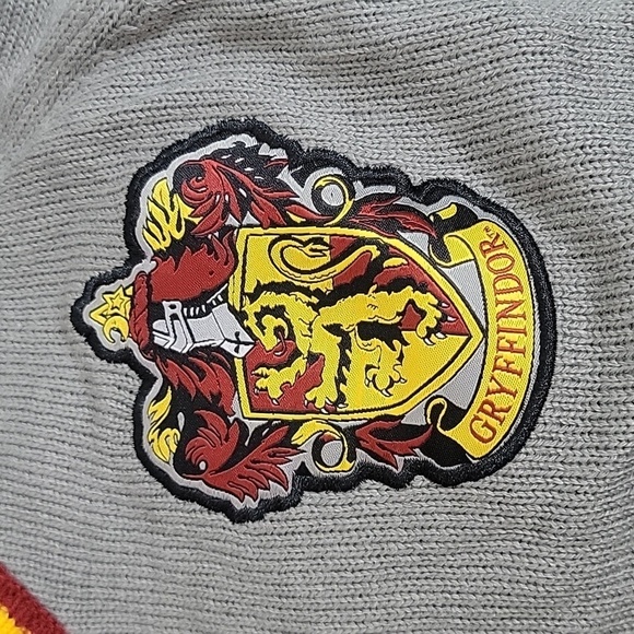 Harry Potter Wizzarding World Universal Gryffindor Sweater Adult size Small - Picture 1 of 3